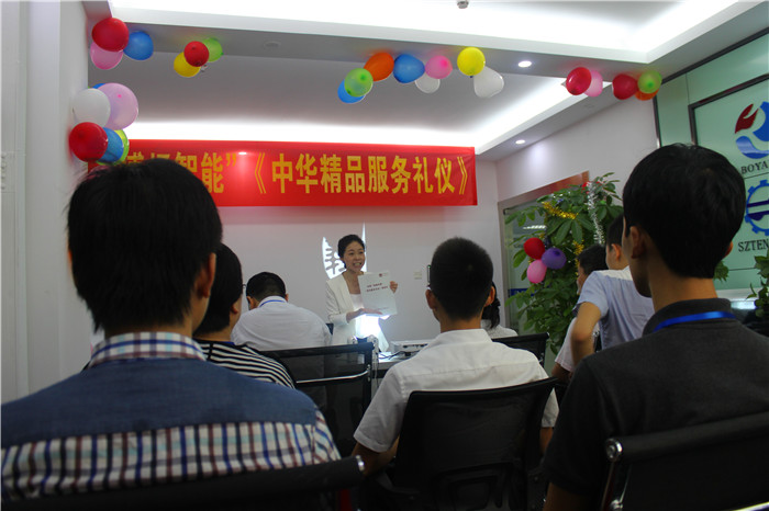 課程現(xiàn)場，學(xué)員們正在聚精會神的聽課