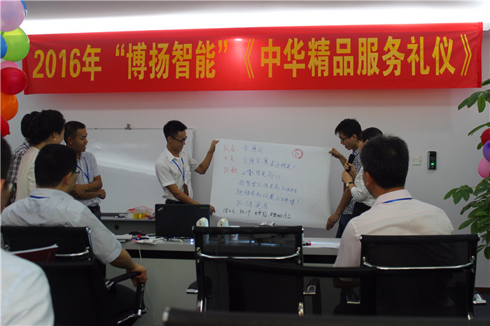 圖為金鷹隊(duì)在展示自己隊(duì)名、口號、隊(duì)歌、隊(duì)旗。